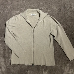 Beige ribbad tröja från Ljung - Säljer en stilren beige ribbad tröja från Ljung by Marcus Larsson. Knappt använd. Sitter mer som L. Nypris 1400kr!!