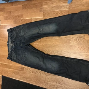 LEE jeans - Snygga mörkblå jeansbyxor med en klassisk femficksdesign. Från LEE.