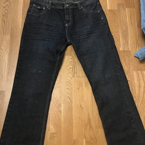 Svarta jeansbyxor - Snygga svarta jeansbyxor med en klassisk straight passform. De har fem fickor och en knappgylf. .