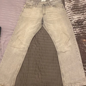 Gråa Jack and Jones jeans  - Säljer mina gråa Jack and Jones jeans som jag knappt har använt. Sitter riktigt bekvämt och är riktigt snygga. .