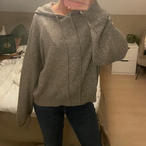  stickad hoodie - Jätte fin och mysig hoodie från Lindex 💕 typ grå/ beige färg som är lite ljusare än vad det ser ut som på bilden. Pris kan diskuteras 💕💕