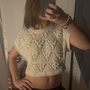 Vit stickad croppad topp - Säljer denna söta toppen då ja aldrig använt den!❤️
