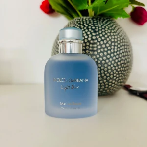 Dolce & Gabbana Light Blue Eau Intense Pour Homme - Fräsch och maskulin parfym från Dolce & Gabbana. Light Blue Eau Intense Pour Homme kommer i en stilren, frostad blå flaska med silverdetaljer. Perfekt för den som vill ha en uppfriskande doft med en touch av elegans. Ett par sprut har tagits. 100ml i storlek.