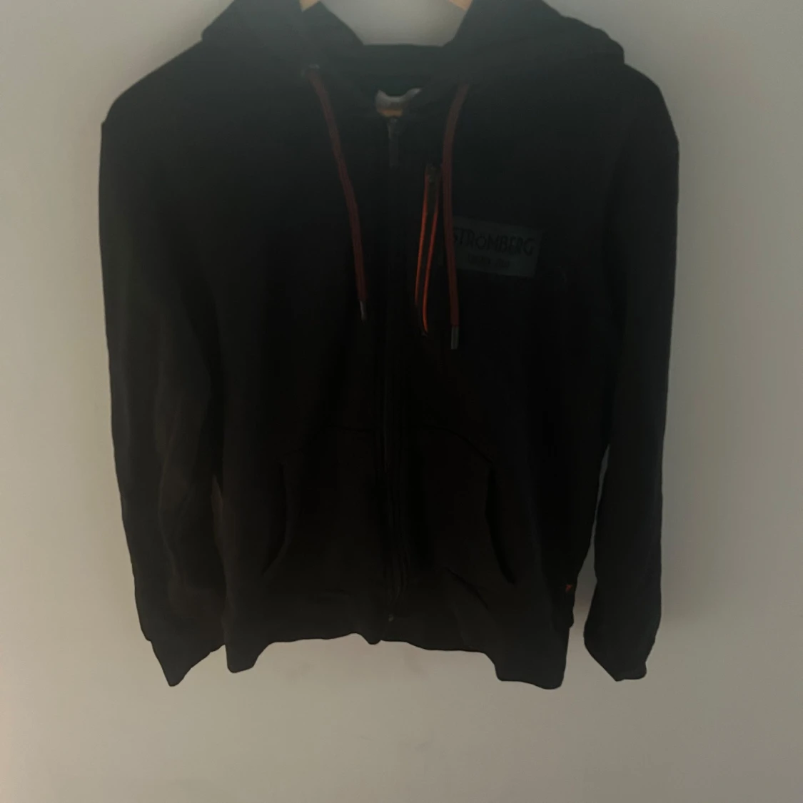 Svart hoodie från Strömberg - 1