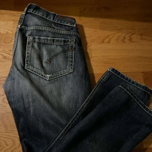 Dondup george - Hej, säljer nu dehär Dondupsen då jag inte använder de längre! Skicket är bra och de är inte använda så mycket storleken är 34 men passar 32! Hör av dig vid frågor eller funderingar!!