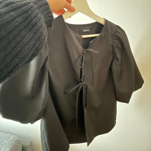 Gina tricot topp  - Super söt ”puff ärm blus” från Gina i storleken S. Som ny ☺️