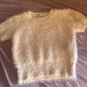 Rosa fluffig topp💗 - Säljer min jättefina topp från zara som jag aldrig använder 💗 Storlek M men passar nån som har XS-S💗 aldrig använd och inga skador mm.💗Nypris:339💗