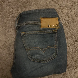 Blå jeans från Diesel - Supersnygga bootcut lowwaisted jeans från diesel💓 Storlek W28 L32, passar mig perfekt som är strax under 160 lång🤗 Priset är diskuterbart💕