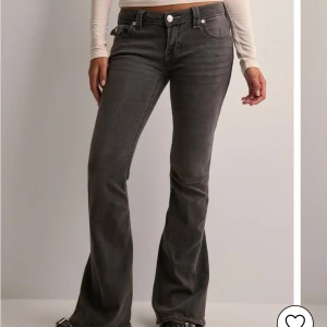 Grå bootcut jeans från True Religion - Snygga grå bootcut jeans från True Religion med låg midja. Säljer pga att de inte kommer till användning för att de är väldigt långa på mig. Endast använda 2 ggr därav priset. Om ni vill köpa så gå in i min vinted 💕 norrby123amanda ❤️ snabb leverans🥰som man ser på sista bilden är de lite smuts längst ner men de går bort i tvätten