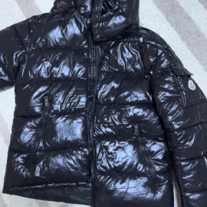 Moncler Maya jacka - En skön Moncler Maya jacka skriv för mer frågor 