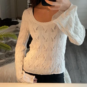 Vit topp med vida ärmar - En supersnygg vit långärmad topp med vida ärmar och ihåligt material💕💗