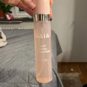 Settingspray Caia  - Säljer en that extra hydration från Caia. Har slutat använda denna och därför säljer jag den! Håller sminket fint hela dagen, nypris 245 säljer 170 då den e inte så använd