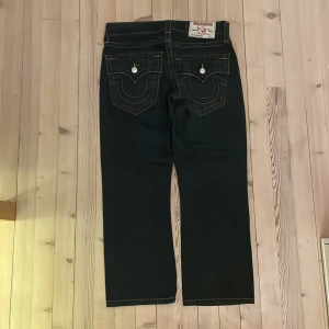 Jeans från True Religion - Jinnz från true religion riktigt fetta och perfa skicka de är uppsydda så är lite kortare en vanligt. Straight fit ❤️❤️❤️