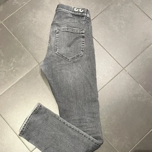 Dondup jeans 33 - Säljer mina dondup jeans i fint skick! Jeansen är i storlek 33, men passar även 32. 
