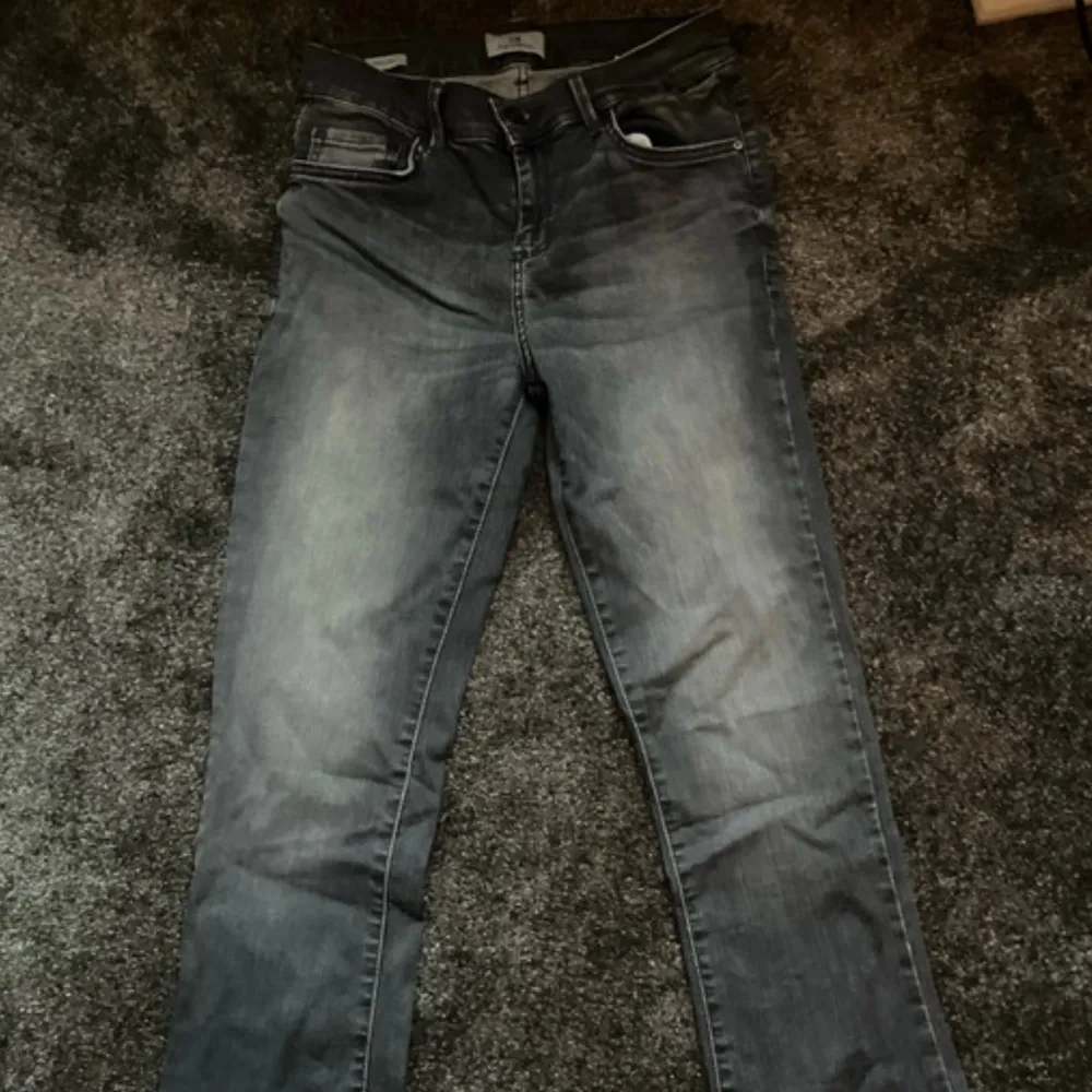 Gråa snygga lågmidjade LTB jeans i storlek 27/32🤍 knappt använda så mycket bra skick, köpte på zalando, ny pris runt 800. Farkut & Housut.
