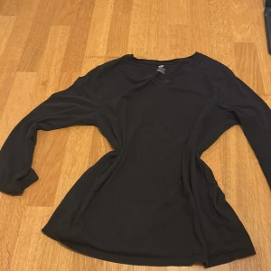 Svart långärmad tröja från H&M - Säljer en stilren svart långärmad tröja från H&M. Perfekt för en enkel och bekväm look. Tröjan har en rund halsringning och är gjord i ett mjukt material som känns skönt mot huden.