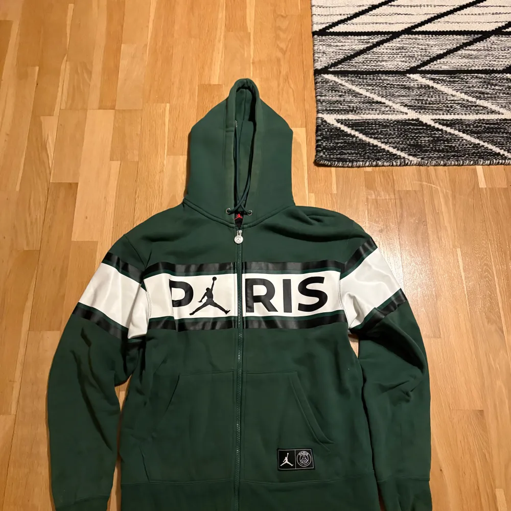 Sällsynt och trendig zip up hoodie från Jordan i samarbete med PSG || Nypris: 1000 || Str: S || Hör av dig vid funderingar 😃|| MVH/ Oskar. Hupparit & Collegepaidat.