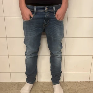 Replay Anbass  - Tja säljer dessa feta par replay Anbass, skit bra skick, inga defekter, nypris runt 1599kr men säljer dom bara för 499kr, skicka ett pm om du har någon fundering. Fast pris!