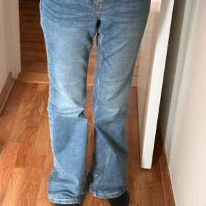Flare jeans - Köpte dem cirka 2 månader sen, använde den sällan. Ser ut som ny och är tight up och flare nere. Använde den typ bara 7 gånger. Säljer pga jag inte tar på mig flare jeans längre. Jag har på mig size 36 men den hära är 38 och den passar perfekt 