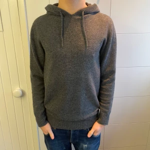 Merinoull Hoodie - En sjukt snygt Merinoull Hoodie! Storlek S, modellen är 179cm lång. Använd max 3 gånger! Inga defekter! Hör av dig vid intresse eller minsta lilla fundering!😊