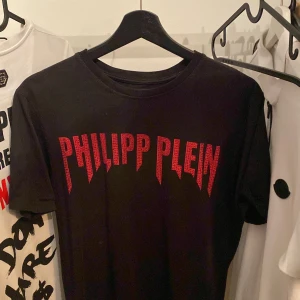 Philipp Plein T-shirt - Ännu en riktigt fet t-shirt, inte tappat någon sten vad jag kan se. Denna är M men passar S bra.🖤❤️