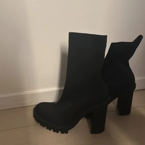 Svarta boots - Snygga svarta boots med hög klack och grov sula. De har en ribbad textur och är perfekta för att ge en edgy touch till din outfit. Passar bra till både jeans och klänning. Dock boots från Zara som endast är använd ett fåtal gånger 