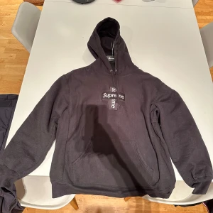 Supreme hoodie - Supreme hoodie köpt på stock x, använd väldigt få gånger. 