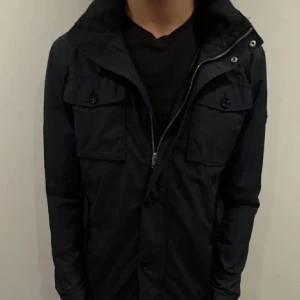 J.Lindeberg field jacket  - En riktig skön och fet vår/vinterjacka från J.Lindberg. Skick 9/10, nypris runt 4000kr. Jag säljer den nu får endast 1500, pris kan diskuteras. Storlek L men passar M! 