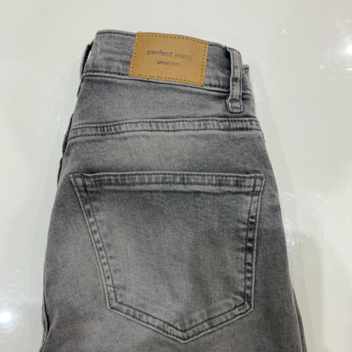 Grå bootcut jeans från Gina tricot Perfect Jeans - 1