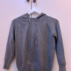 Merinoull Hoodie med luva - Snygg merinoull hoodie i bra skick, ullen känns bra och hoodien är inte nopprig.  Hoodien är rätt så liten, skulle säga att den passar 150-165 cm.
