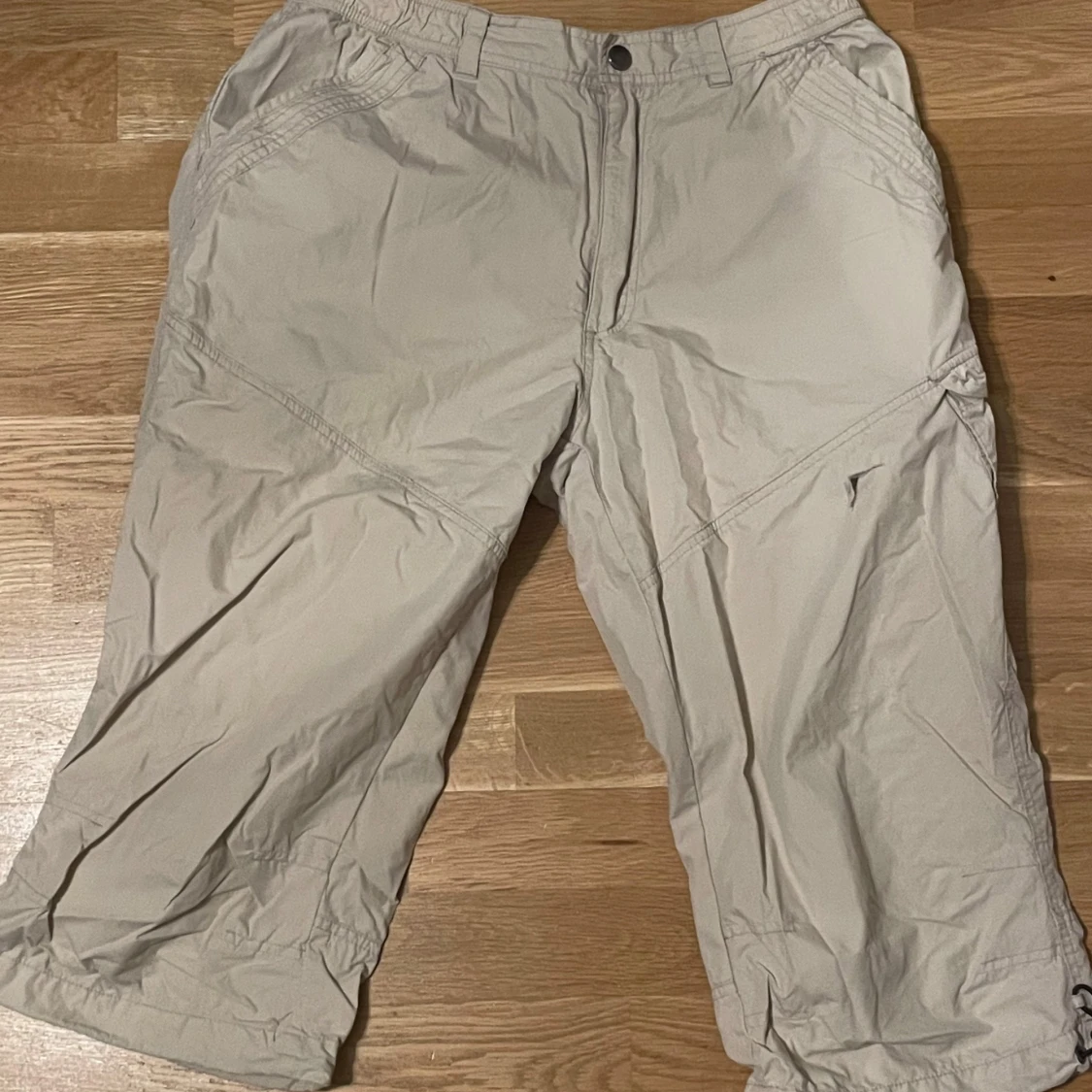 Beige shorts med fickor