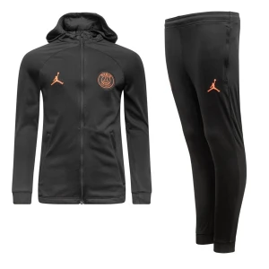 Svart hoodie från Jordan x PSG - Snygg svart hoodie från Jordan x PSG med orangea detaljer. Hoodien har dragkedja och en klassisk passform med långa ärmar. Perfekt för sportiga tillfällen eller en avslappnad stil. Storlek xs men passar S