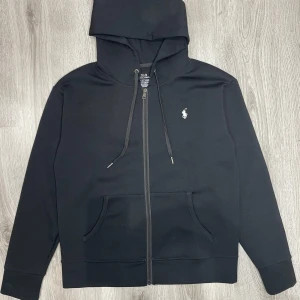 Svart hoodie från Polo Ralph Lauren - Helt ny oanvänd polo Ralph lauren zip. Storlek S men passar M. Pris kan diskuteras vid snabb affär