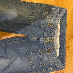 Bootcut jeans - Snygga blå bootcut jeans. Fin design med fickor på framsidan. 