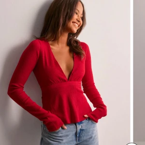 Topp - Snygg topp från nelly som är perfekt för hösten och sommaren. Det är använd en gång och i nyskick!