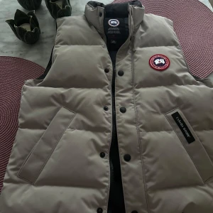 Canada goose  - Använd några gånger, köpt i Nk, säljer för den e för lite köpt för 3499kr, pris går och diskutera
