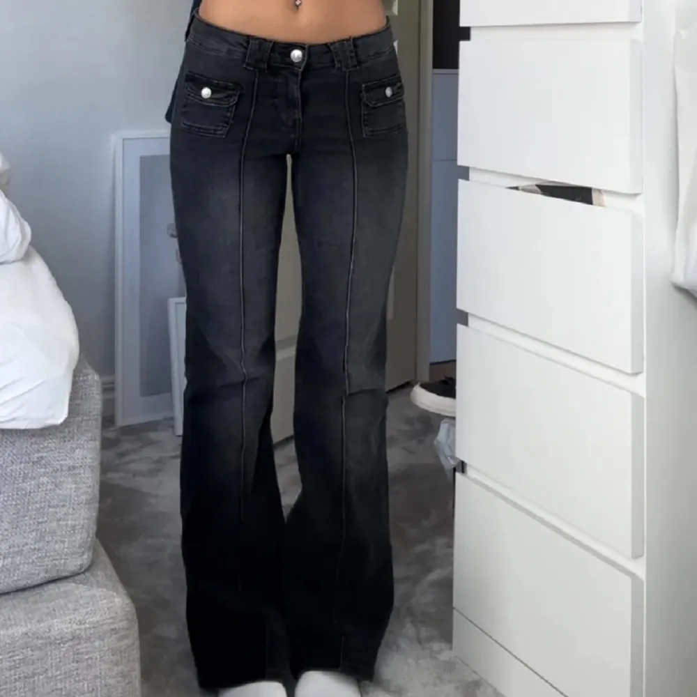 Jättefina svarta bootcut jeans från hm (lånade bilder), midjemått 38 cm och innerbenslängd 81❤️ Priset är diskuterbart. Farkut & Housut.