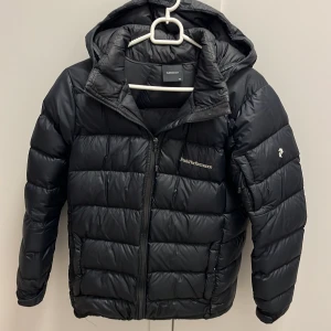  Peak Performance dunjacka  - Tja säljer min jacka för den har blivit för liten jackan är i XS-S och köpte jackan för cirka 2800 men säljer den för 1000, jag har haft den i max ett år, en repa som sitter under peak performance texten men syns inte vid användning och ett litet hål i fickan som inte syns annars är den som ny, skicket är 9/10 det är en riktigt bra jacka och en snygg för hösten och vintern som kommer, (kontakta mig om du vill se den på eller har några funderingar pris kan diskuteras)👍🤩