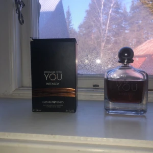 Stronger With You Intensely Parfym - Säljer en flaska Stronger With You Intensely från Emporio Armani. Ca 80ml kvar.                        Som ses på tredje bilden har biten under korken gått sönder därav priset men det påverkar inte parfymen på något sätt.                   Priset är satt