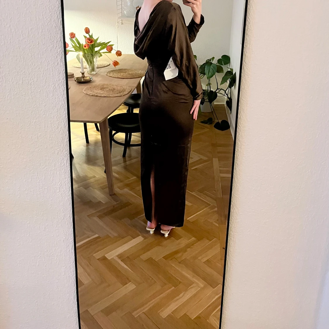 Olivgrön långklänning med draperad rygg - 2