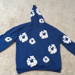 Blå hoodie med vita mönster Denim tears (Diskutera pris) - Säljer en blå hoodie från Denim teras med unika vita mönster. Den har en stor ficka framtill och en bekväm huva. Perfekt för en avslappnad stil. KAn även diskutera priset