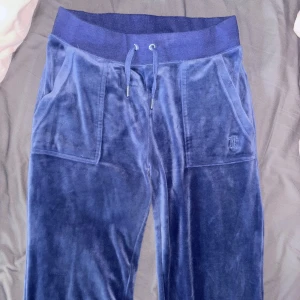 BLUE GREY Juicy Couture byxor - Snygga byxor från Juicy Couture i färgen GREY BLUE. Använt 2-3 gånger och säljer pga att de inte kommer till användning. Originalpris 1200kr. Pris kan diskuteras!😽