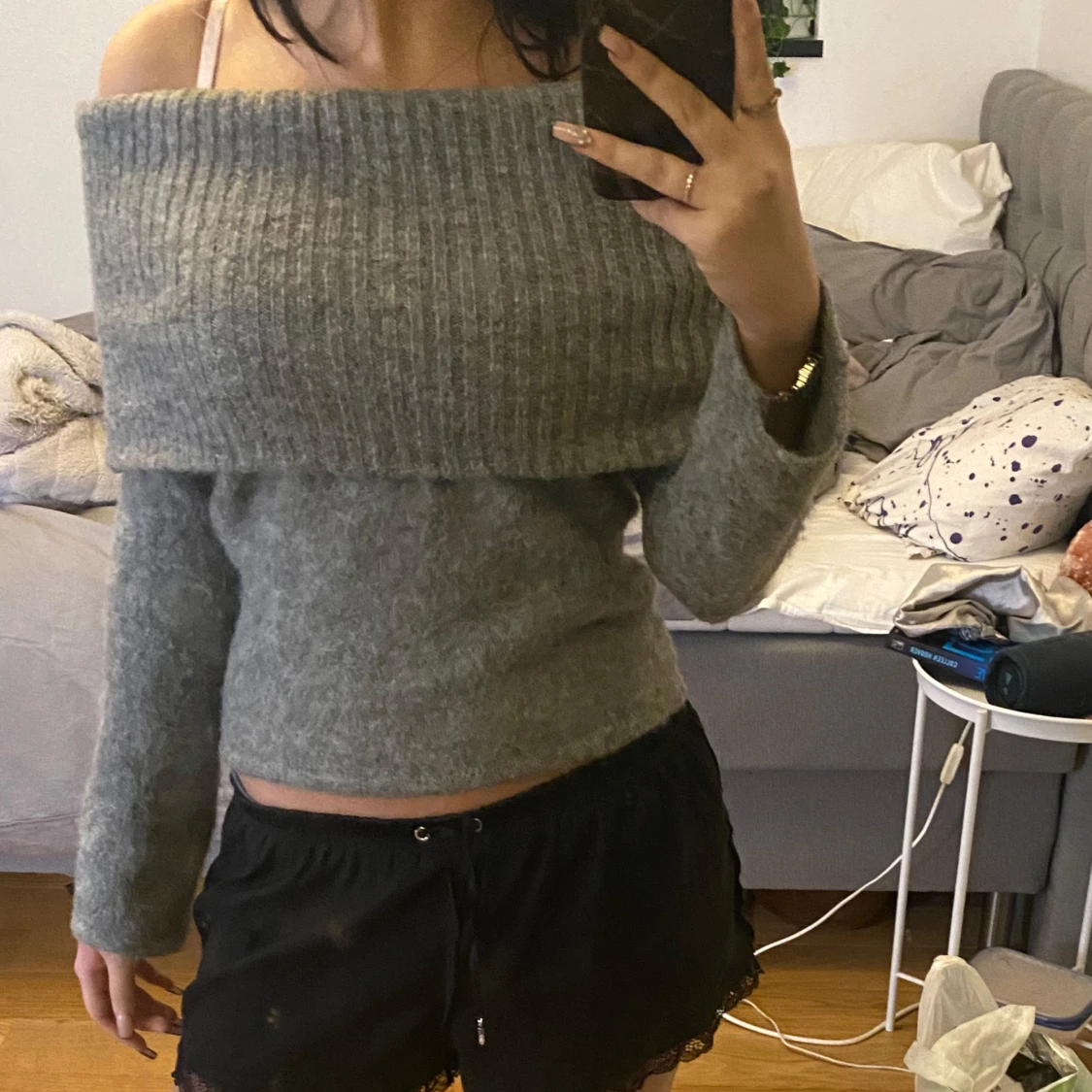 Grå offshoulder stickad tröja från Pieces