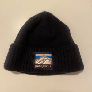 Patagonia Mössa - Äkta mössa från Patagonia. 70% ull så den är perfekt på vintern! Väldigt bra skick, knappt använd. Pris kan diskuteras, hör av dig om du har frågor! 