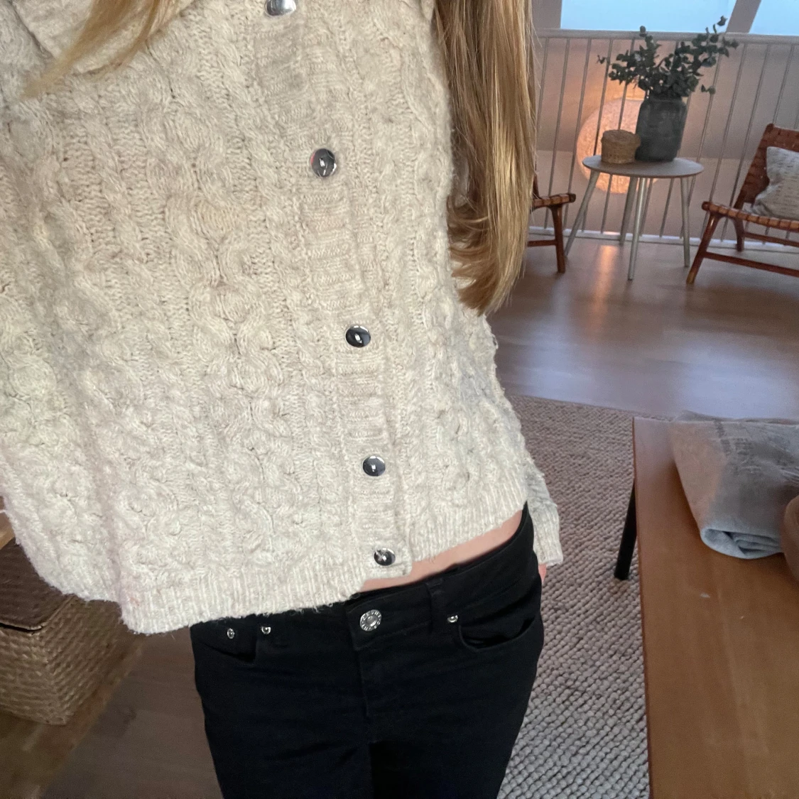 Beige stickad kofta med knappar - 2