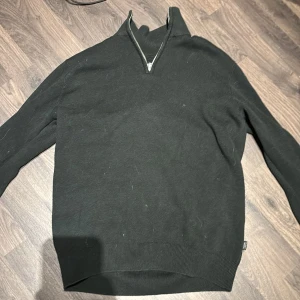 Svart tröja med dragkedja - Säljer en svart tröja med dragkedja vid halsen. Knappt använd köpt över 1000kr