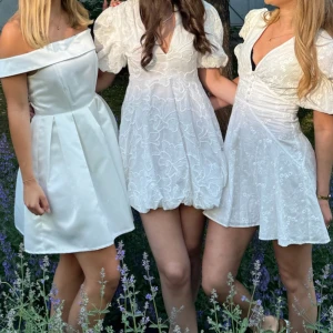 Vit klänning - Säljer min jättefina studentklänning från Zara! I nyskick enbart använd en gång, passar perfekt till alla tillfällen eller studenten💞klänning är helt slutsåld på Zara. Pris går att diskutera! Klänningen är i xs/s