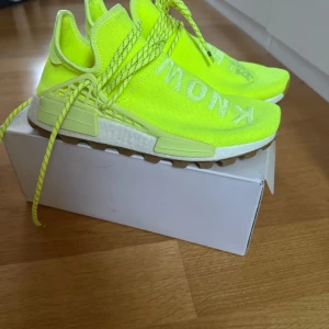Adidas Nmd Pharell Williams Human Race - Säljer dessa Pharell Williams adidas Nmd i nyskick, endast använda 2 gånger. Strl US 8