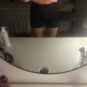 Svarta cykelshorts - Säljer ett par svarta cykelshorts. De är perfekta för träning eller en avslappnad dag. Shortsen har en tight passform som ger bra stöd och komfort. 