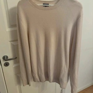 Vit kaschmir tröja från Uniqlo - Storlek M, mycket bra skick 